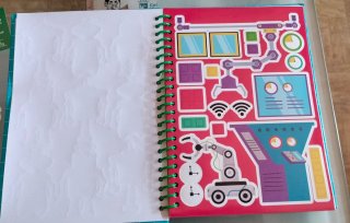 Quaderno con 40 adesivi di robot