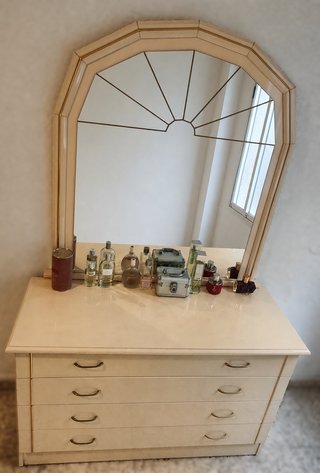 Cómoda beige con espejo