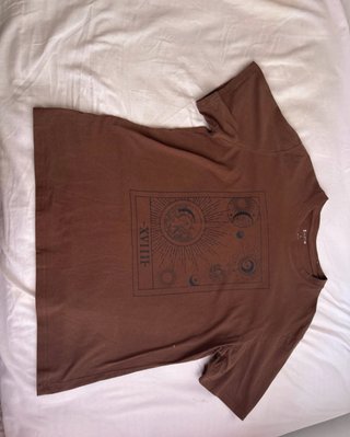 Camiseta marrón con diseño de tarot