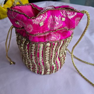 Bolso bombonera fucsia y dorado