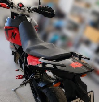 KTM Duke 690 Supermoto Roja y Negra