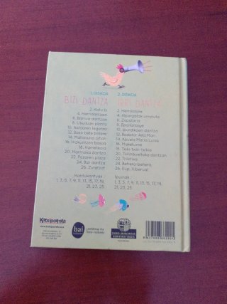 Liburua abestiekin / libro con canciones titulado: