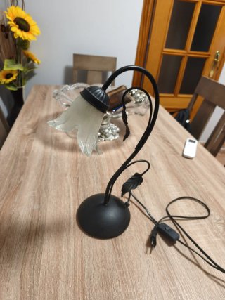 Lámpara de mesita negra y transparente X2 son 15 €