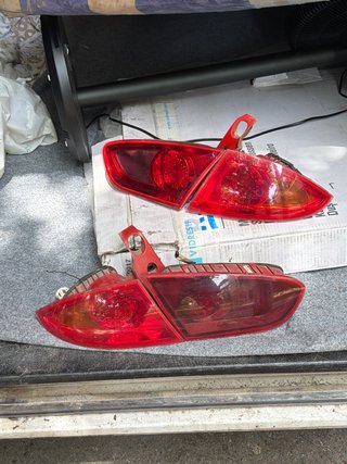 Faros traseros rojos