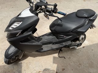 Scooter deportivo diseño agresivo con papeles