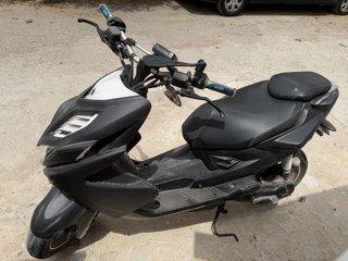 Scooter deportivo diseño agresivo con papeles