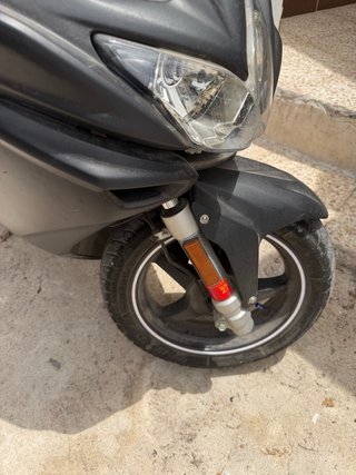 Scooter deportivo diseño agresivo con papeles