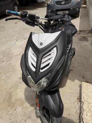 Scooter deportivo diseño agresivo con papeles