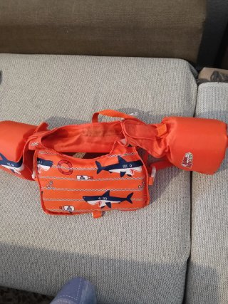 Chaleco manguitos natación tiburones naranja