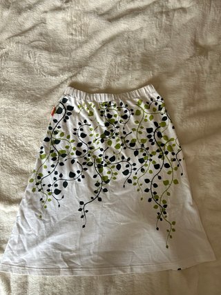 Falda blanca con estampado de hojas