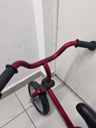 Bicicleta de equilibrio roja para niños