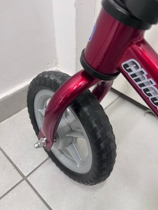 Bicicleta de equilibrio roja para niños