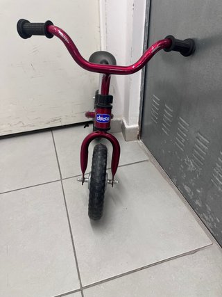Bicicleta de equilibrio roja para niños