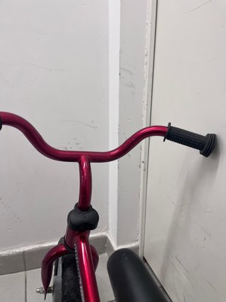 Bicicleta de equilibrio roja para niños