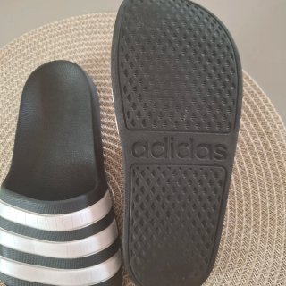 Chanclas Adidas Adilette - Negras y Blancas