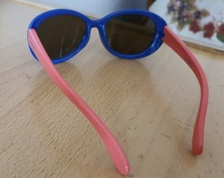 Gafas de sol infantiles azules y rojas