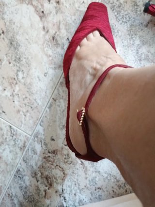 Sandalias de fiesta rojas y doradas