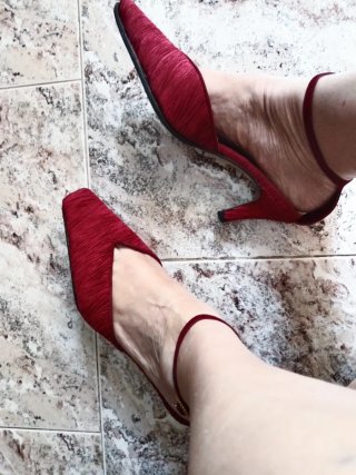 Sandalias de fiesta rojas y doradas