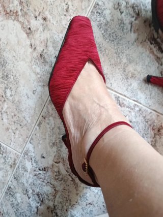 Sandalias de fiesta rojas y doradas