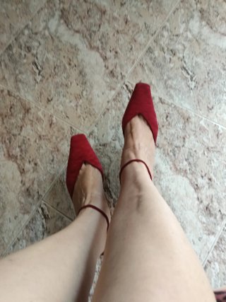 Sandalias de fiesta rojas y doradas