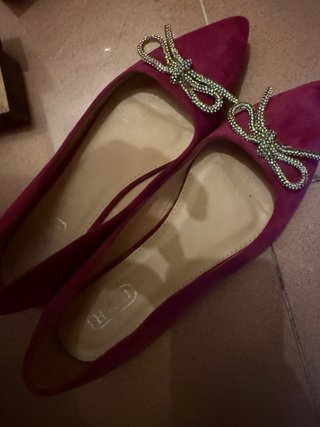 Zapatos fucsia con lazo de pedrería