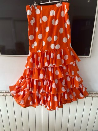 204.-Falda volantes naranja lunares blancos