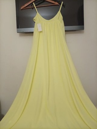 Vestido largo amarillo con volantes