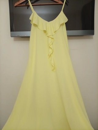 Vestido largo amarillo con volantes