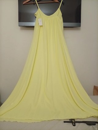 Vestido largo amarillo con volantes