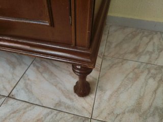 Armario de madera marrón clásico