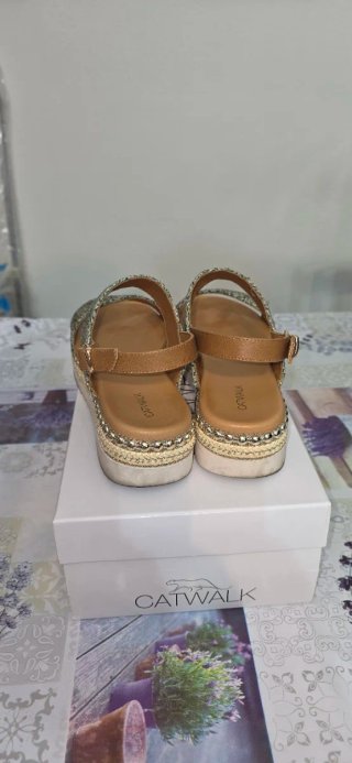 Sandalias Catwalk Talla 40 Beige y Dorado