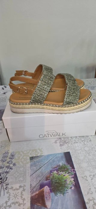 Sandalias Catwalk Talla 40 Beige y Dorado