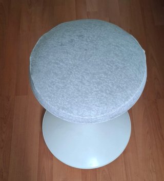 Taburete gris y blanco con funda