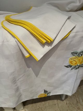 Tovaglia bianca con limoni gialli
