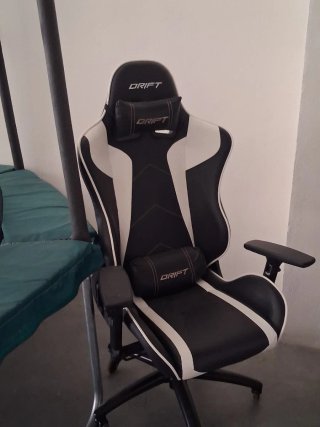 Silla Gamer Drift Negra y Blanca SE REGATEA
