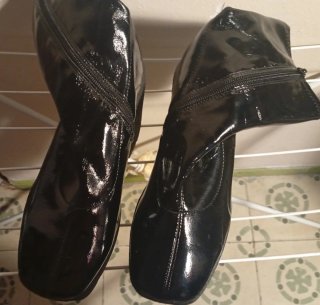 1 par de botas rojas y 3 negras talla 37.