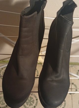 1 par de botas rojas y 3 negras talla 37.