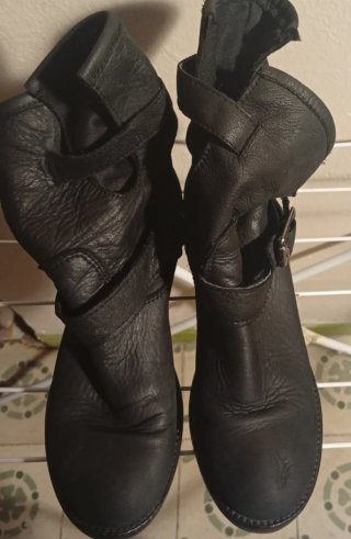 1 par de botas rojas y 3 negras talla 37.