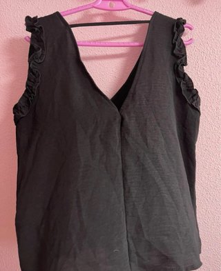 Blusa negra con volantes