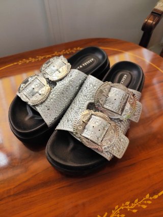 Sandalias plateadas con hebillas