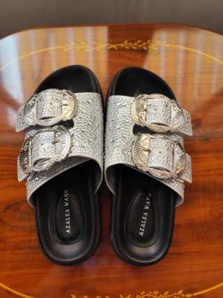 Sandalias plateadas con hebillas