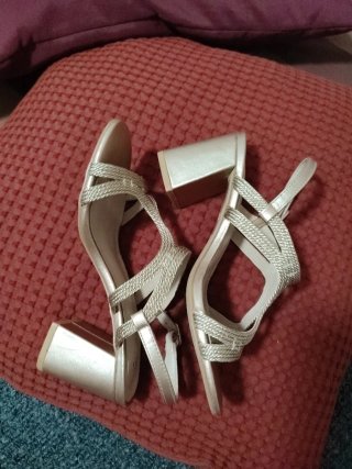 Sandalias Sissei Doradas Tacón