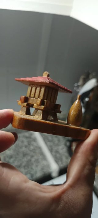 Objeto decorativo antiguo de madera