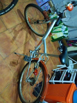 Bicicleta Decathlon naranja y plateada