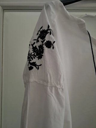 Blusa blanca bordada con cordones y borlas