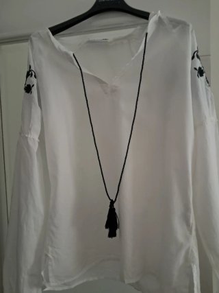 Blusa blanca bordada con cordones y borlas