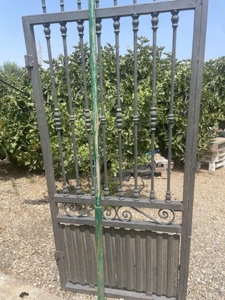 Puerta de hierro forjado