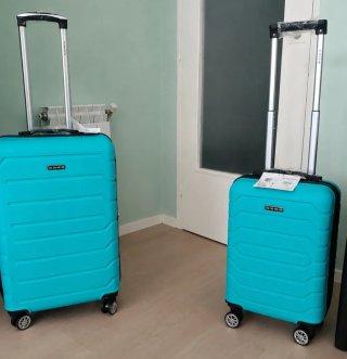 Maleta mediana y cabina azul