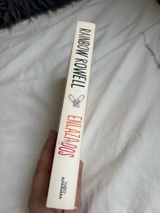 Enlazados / Attachments: a Novel