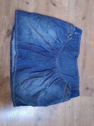 Falda vaquera marca Zara Trafaluc en buen estado.